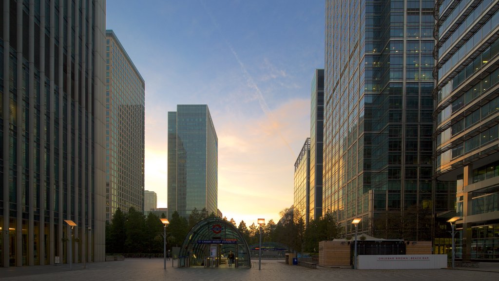 Canary Wharf que inclui uma cidade, um pôr do sol e um arranha-céu