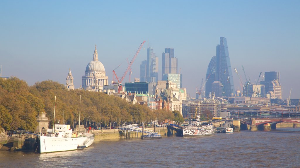 Ciudad de Londres que incluye un río o arroyo, una ciudad y arquitectura moderna