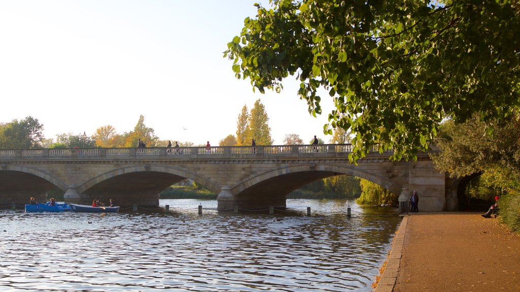 Hyde Park mostrando un río o arroyo, un puente y deportes acuáticos