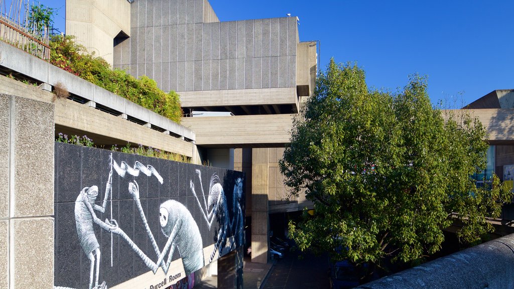 Southbank Centre showing theatre scenes, modern architecture and outdoor art