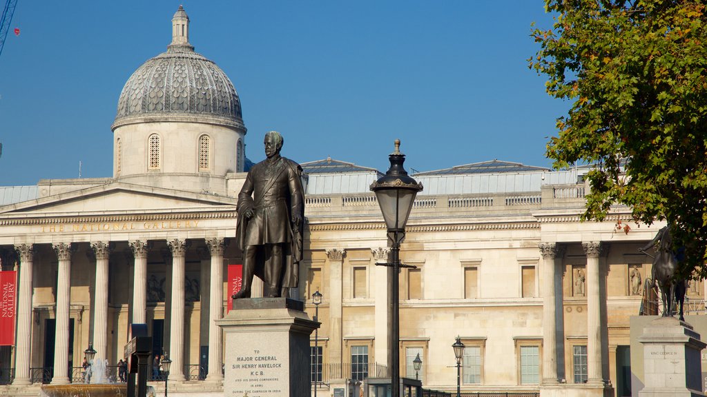 Trafalgar Square inclusief een standbeeld of beeldhouwwerk, een overheidsgebouw en historische architectuur