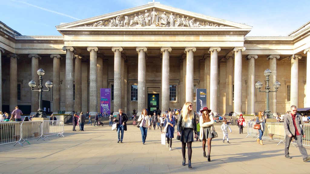 The British Museum showing heritage architecture as well as a large group of people