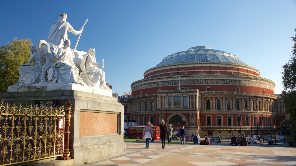 Royal Albert Hall ofreciendo una estatua o escultura, arquitectura patrimonial y escenas de teatro