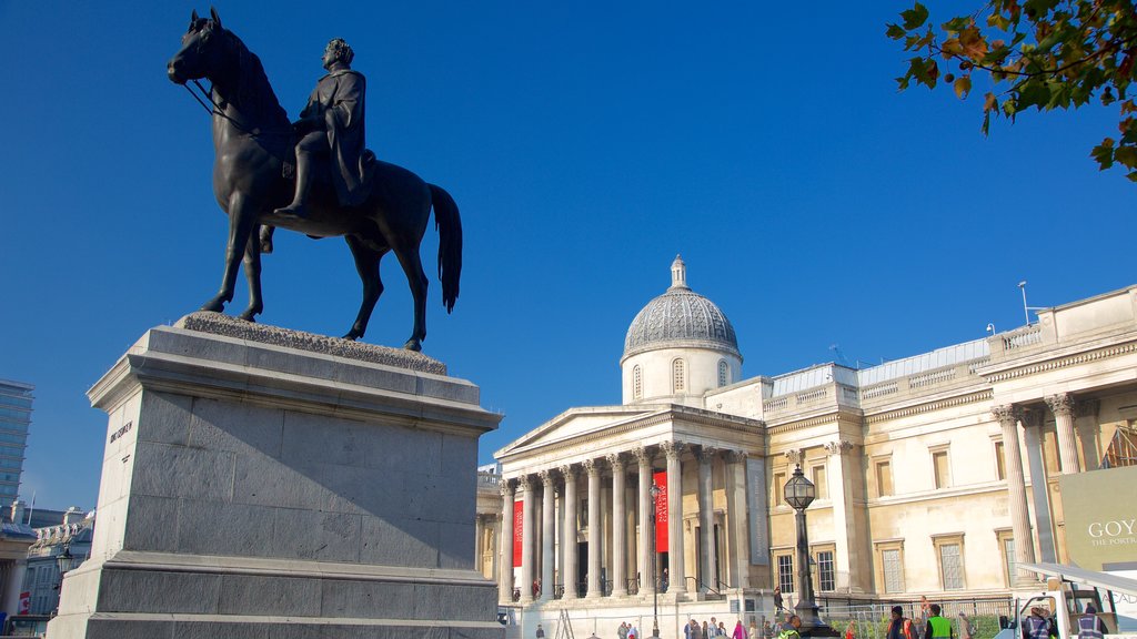 National Gallery inclusief historische architectuur en een standbeeld of beeldhouwwerk