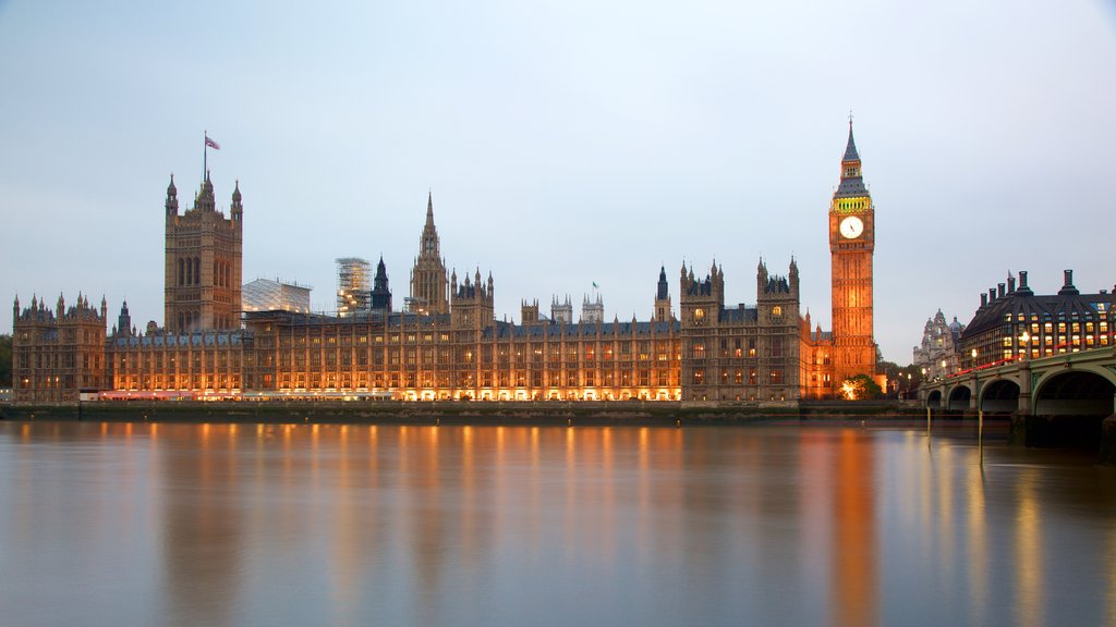 Houses of Parliament mostrando um monumento, um edifício administrativo e um rio ou córrego