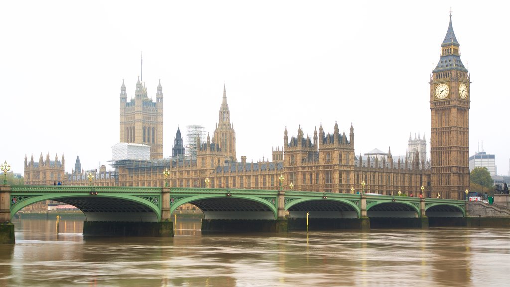 Houses of Parliament mostrando arquitetura de patrimônio, um edifício administrativo e um rio ou córrego