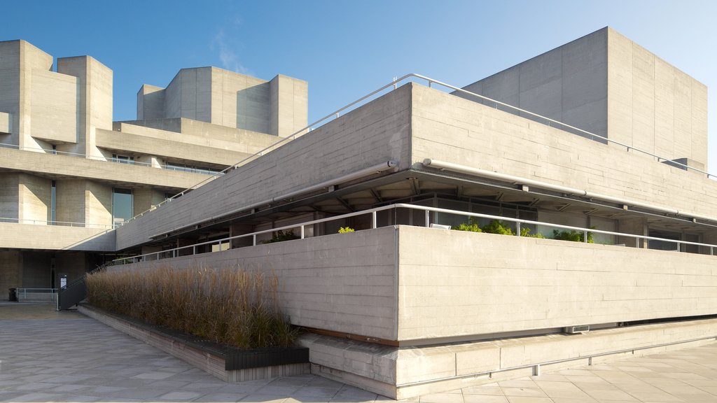 Royal National Theatre que incluye escenas de teatro y arquitectura moderna