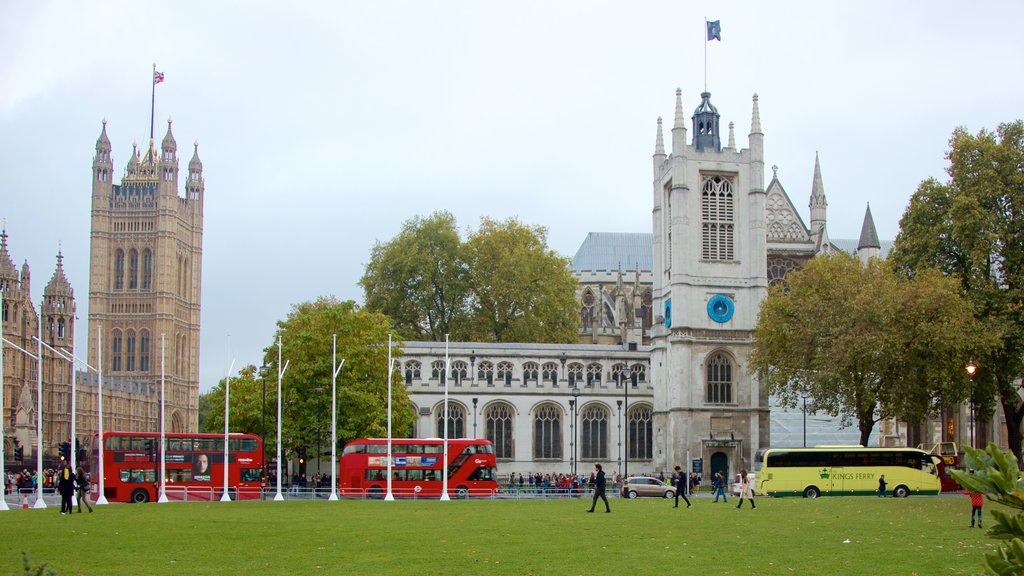 Victoria que incluye una ciudad, patrimonio de arquitectura y un parque