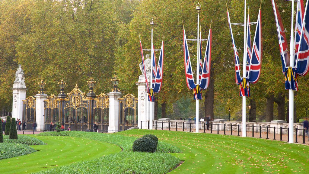 Green Park showing a garden and a castle