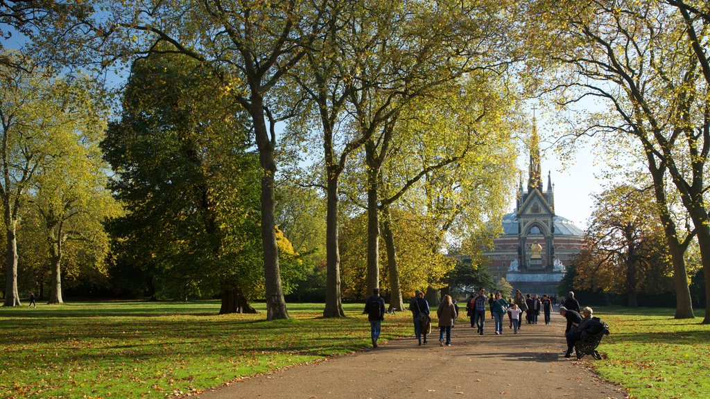 Albert Memorial ofreciendo un jardín y también un gran grupo de personas