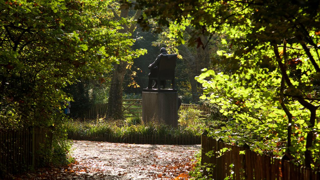 Holland Park que incluye una estatua o escultura y jardín