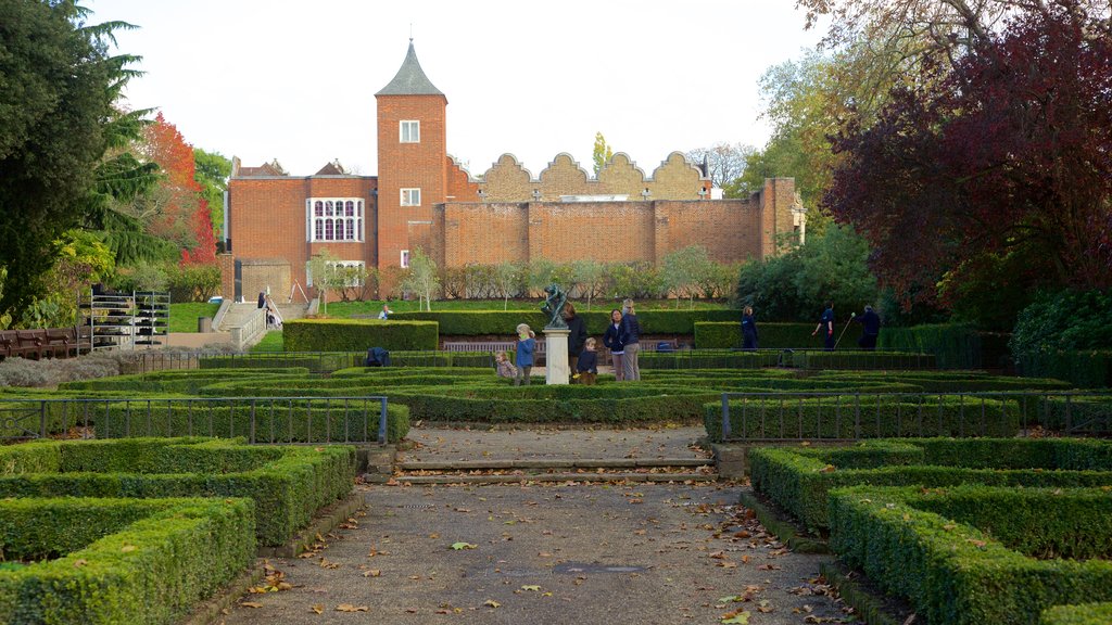 Holland Park caracterizando um castelo, um parque e uma estátua ou escultura