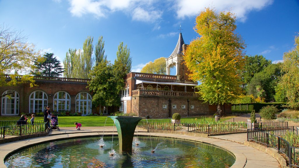 Holland Park som inkluderar chateau eller palats, en fontän och historiska element