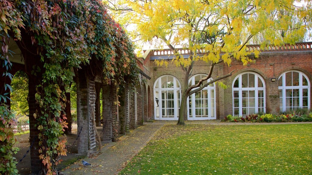 Holland Park caracterizando um parque, um pequeno castelo ou palácio e elementos de patrimônio