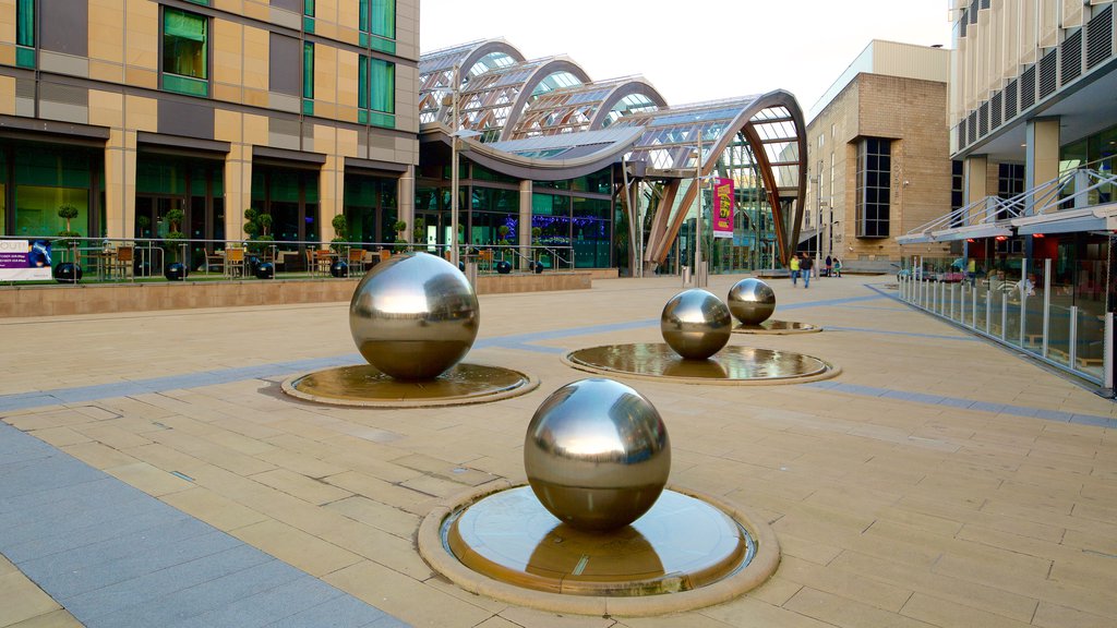 Jardín Winter de Sheffield que incluye un parque o plaza, arquitectura moderna y una fuente