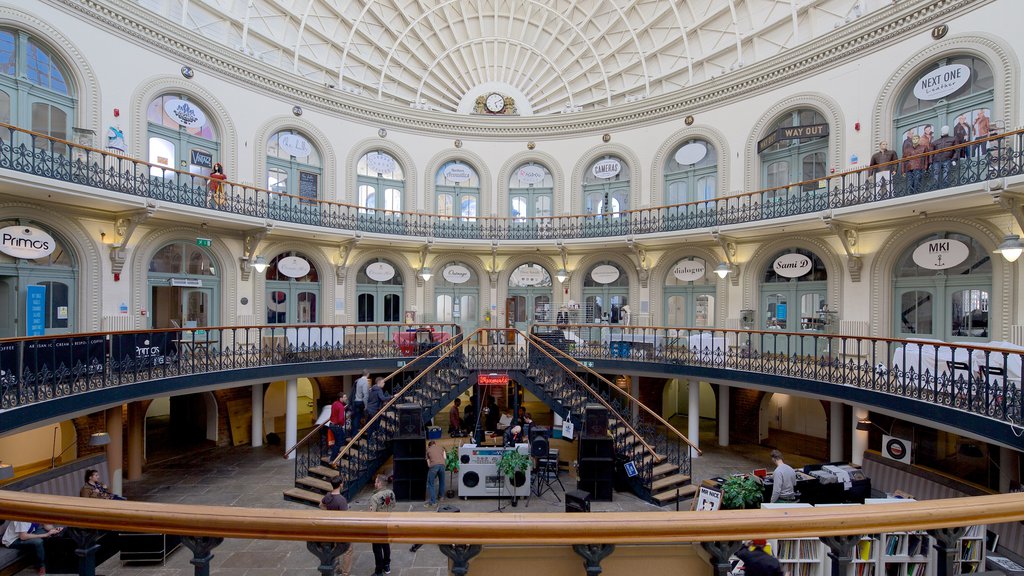 Corn Exchange ofreciendo vistas interiores y salir a cenar