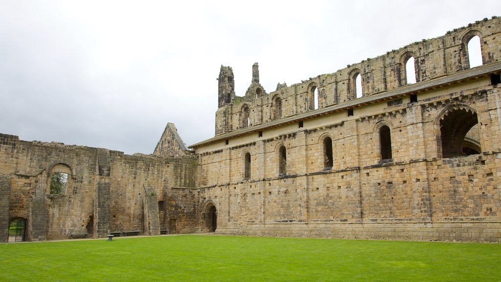 Kirkstall Abbey showing a ruin, a church or cathedral and heritage elements