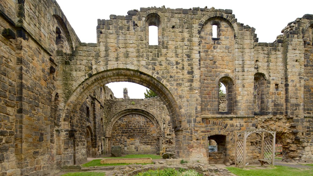 Kirkstall Abbey que incluye ruinas de edificios, una iglesia o catedral y elementos del patrimonio