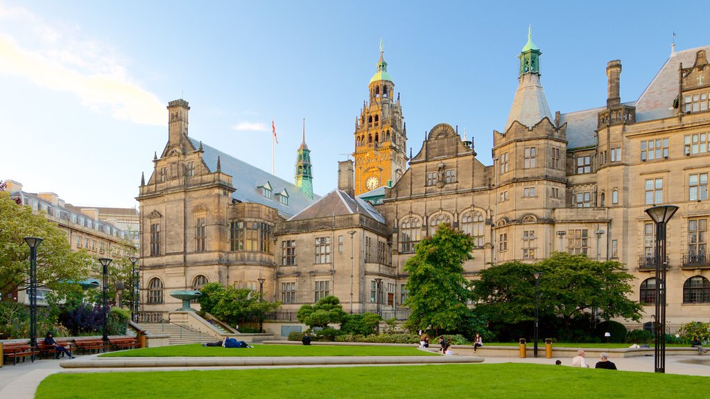 Sheffield Town Hall mostrando edificio amministrativo, parco e architettura d\'epoca