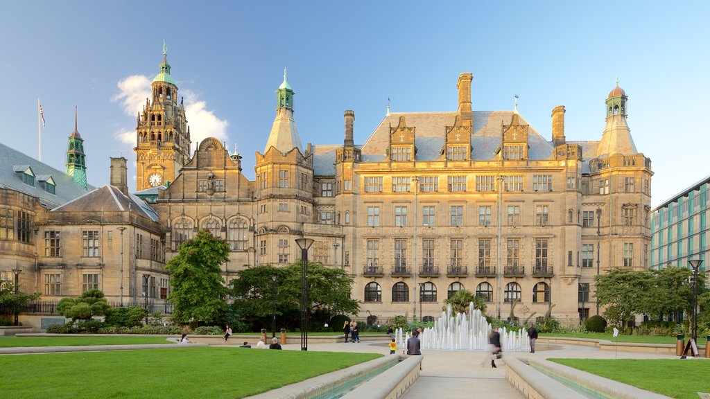 Sheffield Town Hall que incluye un parque, una fuente y patrimonio de arquitectura