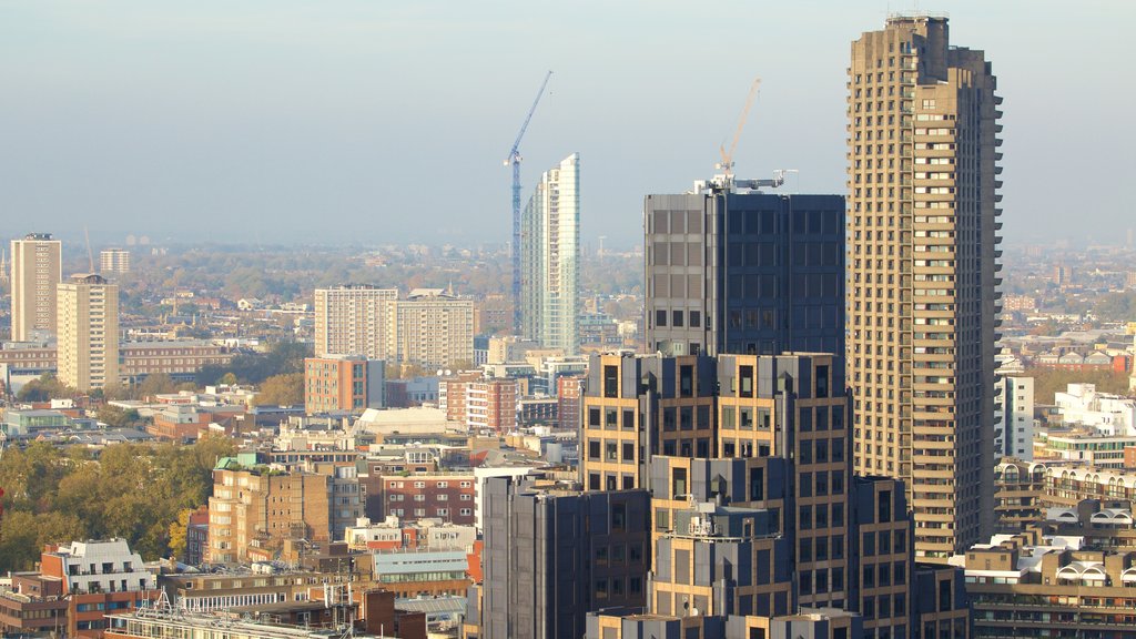 Kunstcentrum Barbican inclusief een stad, skyline en een wolkenkrabber