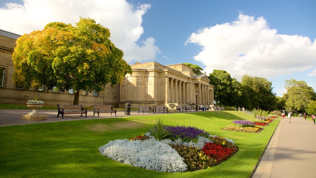 Weston Park Museum ofreciendo jardín, arquitectura patrimonial y flores