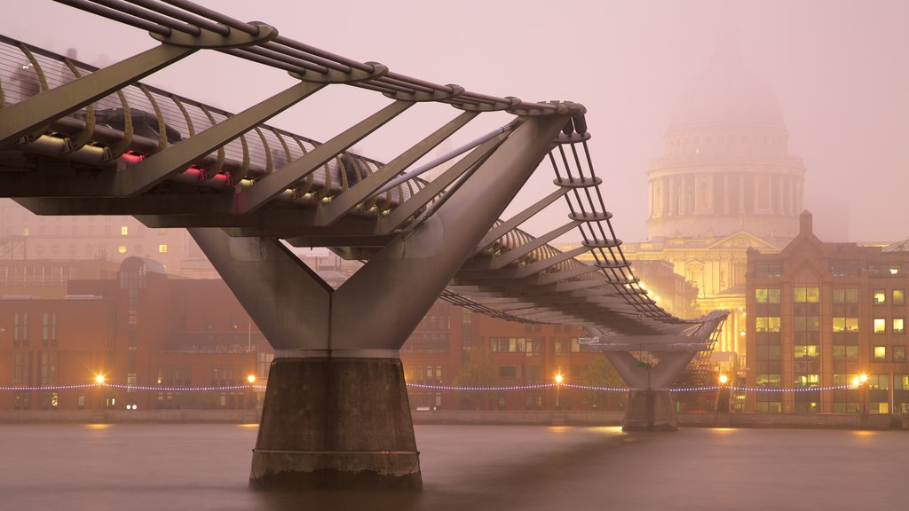 Puente del Milenio de Londres ofreciendo una ciudad, un río o arroyo y neblina o niebla