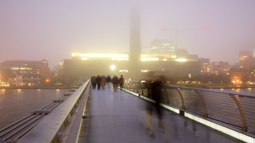 London Millennium Footbridge que inclui um rio ou córrego, uma cidade e neblina