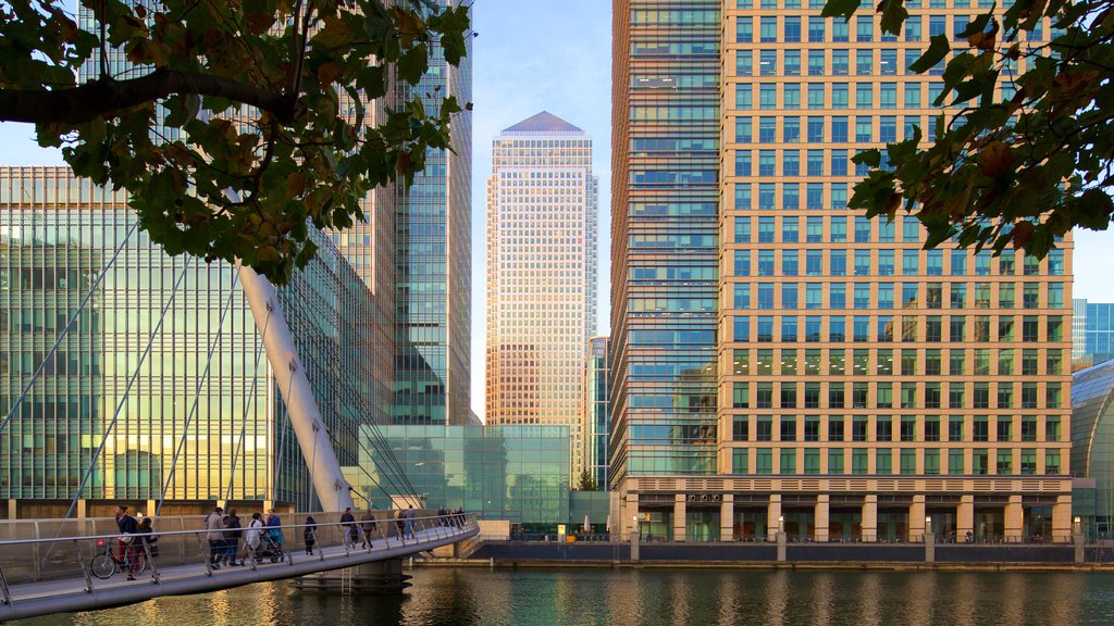 One Canada Square which includes a city, a high rise building and a river or creek