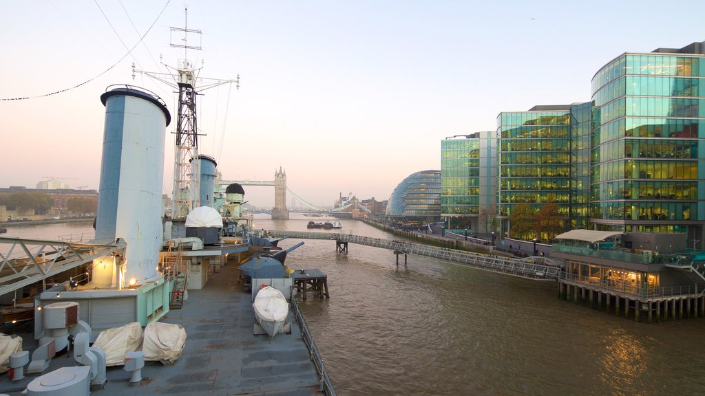 Barco museo HMS Belfast mostrando un puente, un río o arroyo y un hotel