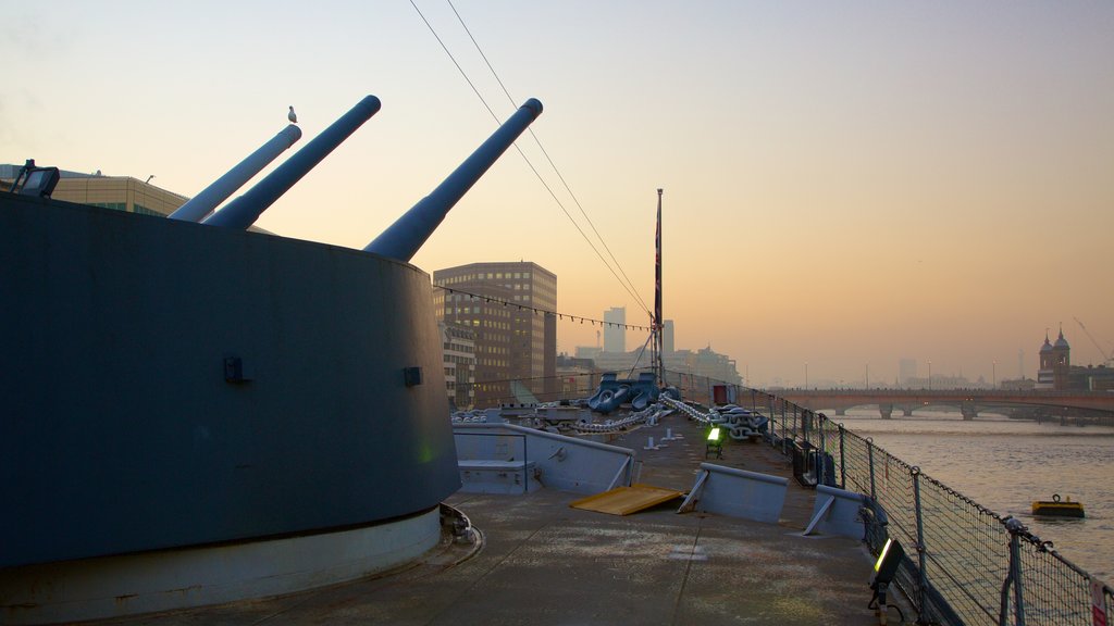 HMS Belfast montrant pont et coucher de soleil