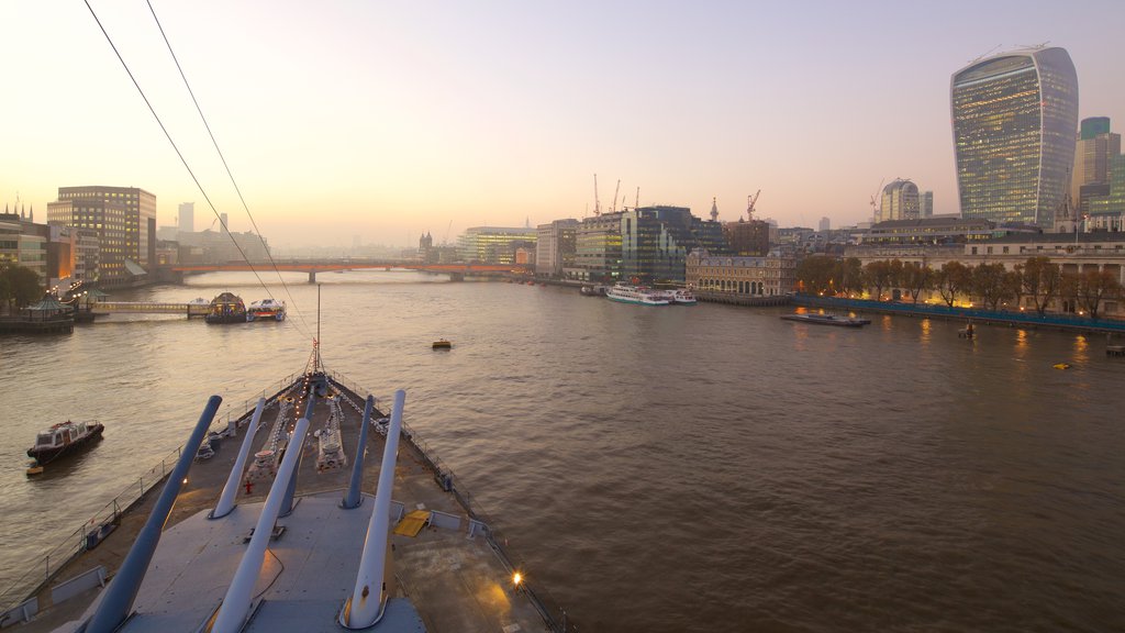 HMS Belfast som omfatter en bro, en by og en solnedgang