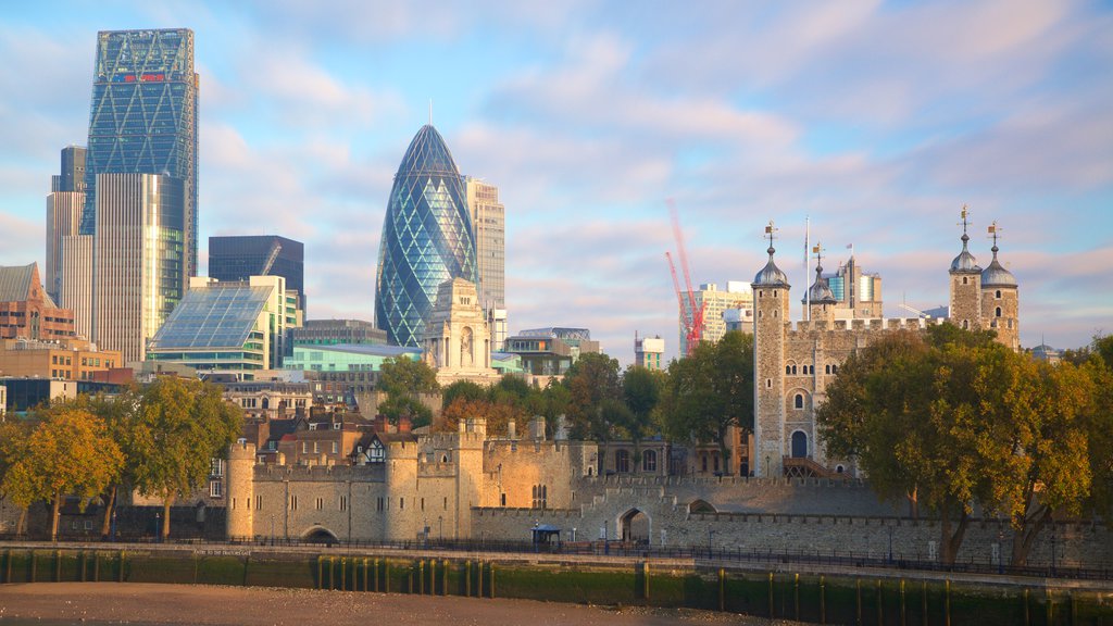 Torre de Londres ofreciendo un castillo, arquitectura moderna y una ciudad