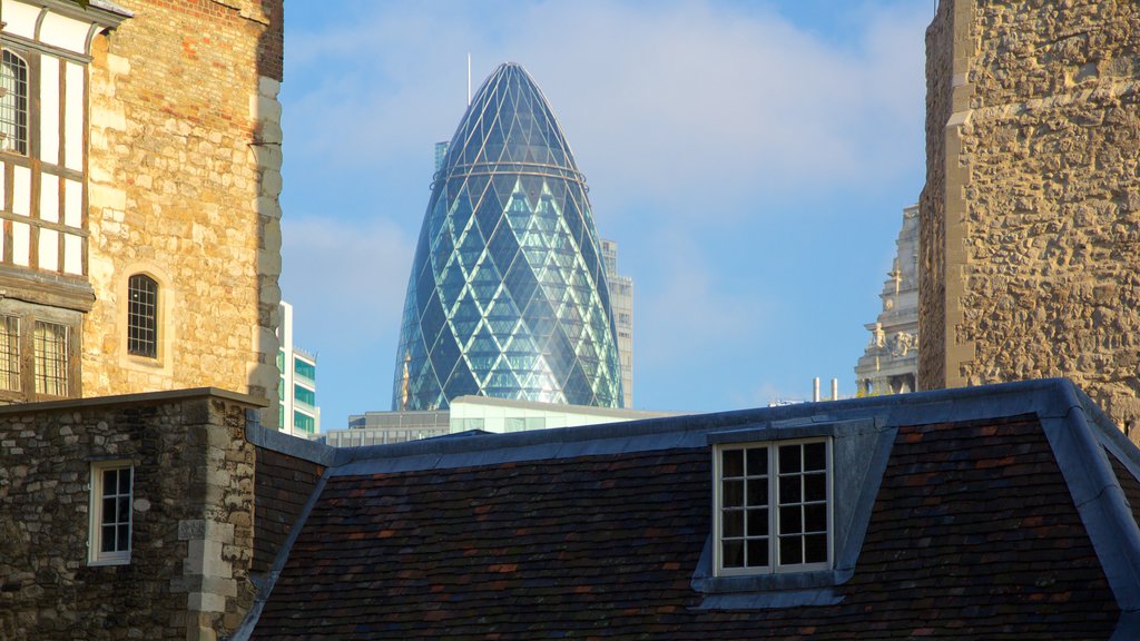 Torre de Londres que incluye arquitectura moderna y elementos patrimoniales