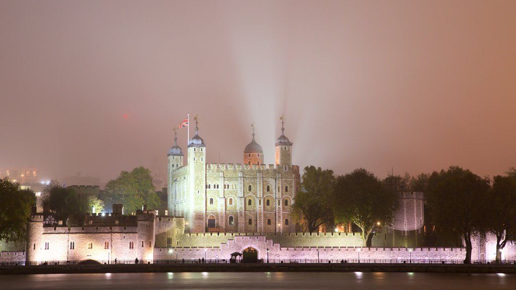 Torre de Londres ofreciendo castillo o palacio, arquitectura patrimonial y escenas de noche