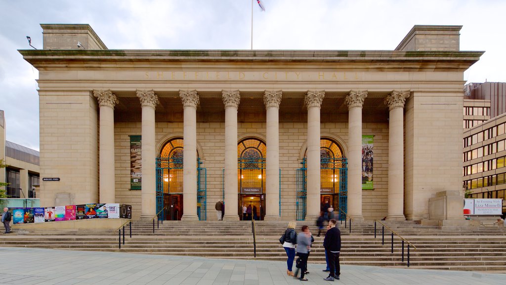 Prefeitura de Sheffield caracterizando arquitetura de patrimônio e cenas de teatro assim como um pequeno grupo de pessoas