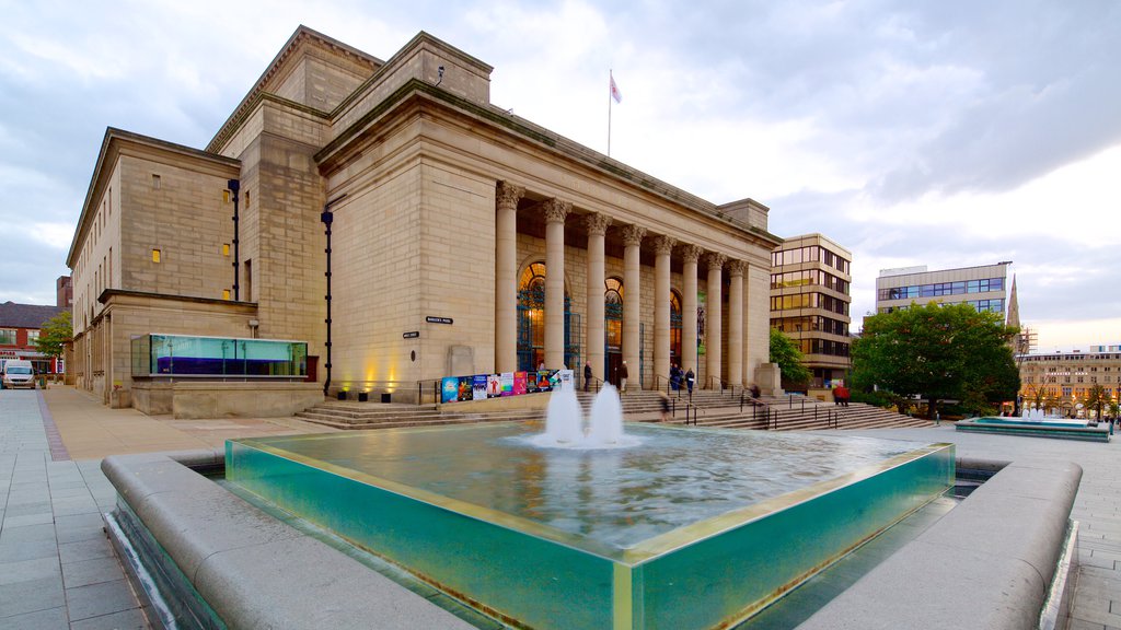 Ayuntamiento de Sheffield ofreciendo escenas de teatro, patrimonio de arquitectura y una fuente