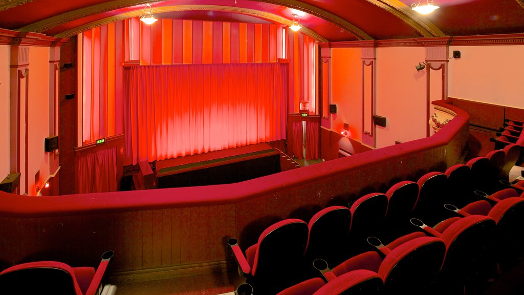 Leeds que incluye vistas interiores y escenas de teatro