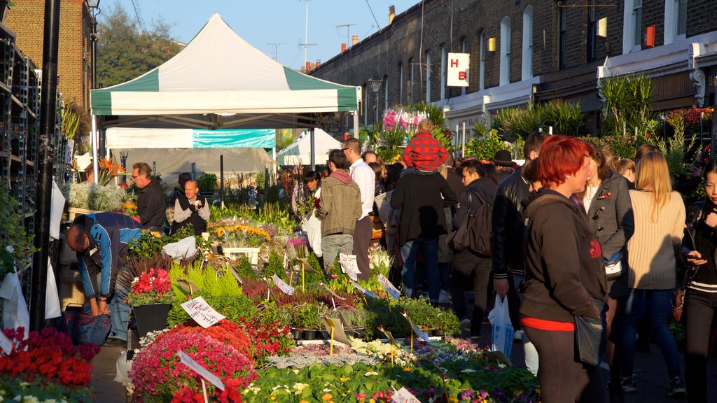 London featuring shopping, flowers and markets