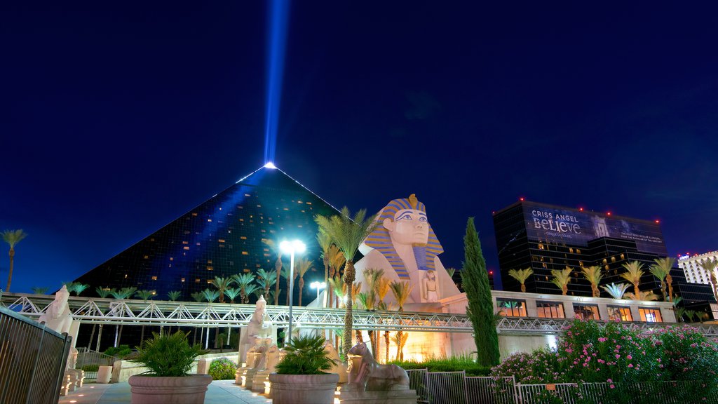 Las Vegas mostrando un casino y escenas de noche