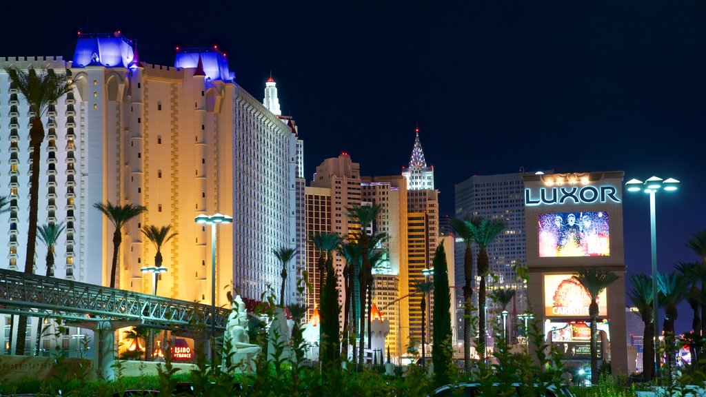 Las Vegas ofreciendo señalización y escenas nocturnas