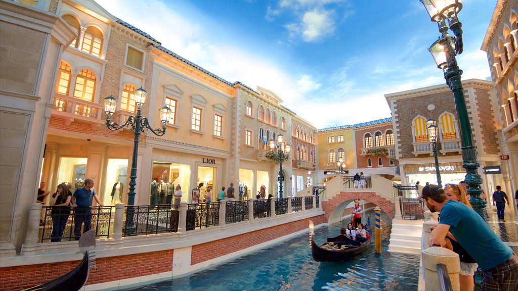 Centro comercial Grand Canal Shoppes mostrando deportes acuáticos, un casino y vista interna