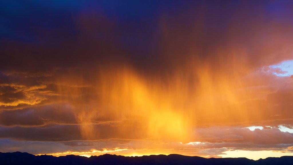 Nevada mostrando una puesta de sol y auroras boreales