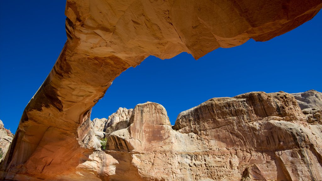 Torrey which includes tranquil scenes and desert views