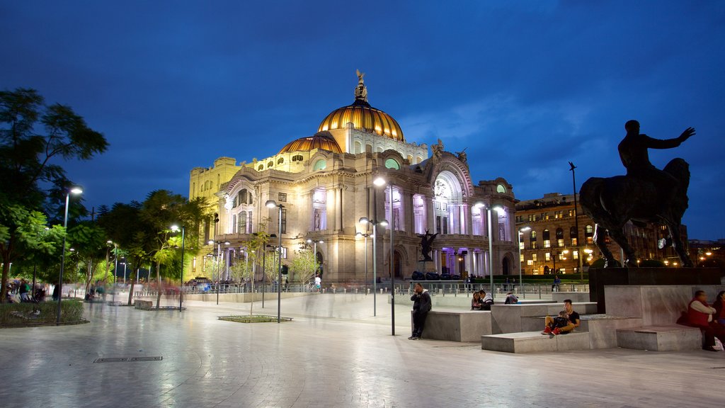 Palacio de Bellas Artes ofreciendo arquitectura patrimonial, una estatua o escultura y escenas de noche