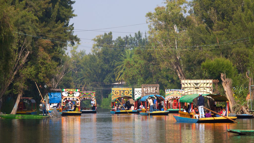 Xochimilco que incluye un río o arroyo y paseos en lancha