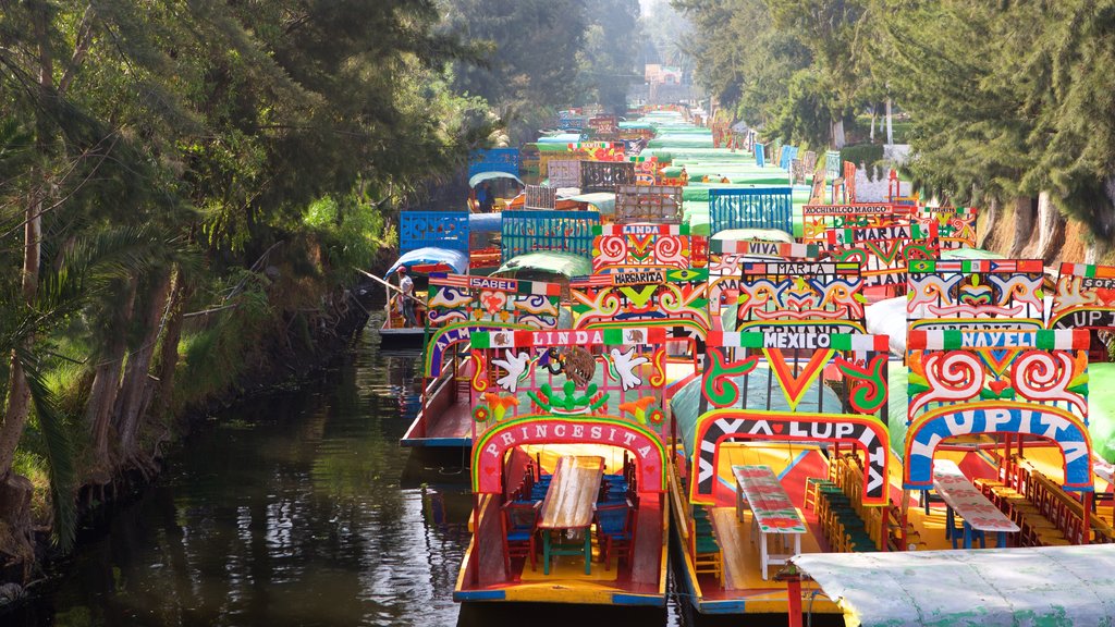 Xochimilco có tính năng sông lạch và chèo thuyền