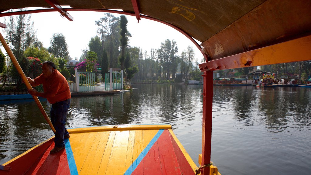 Xochimilco cho thấy chèo thuyền và sông lạch