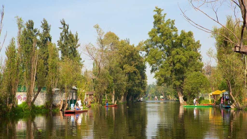 Xochimilco som inkluderar en å eller flod och båtkörning