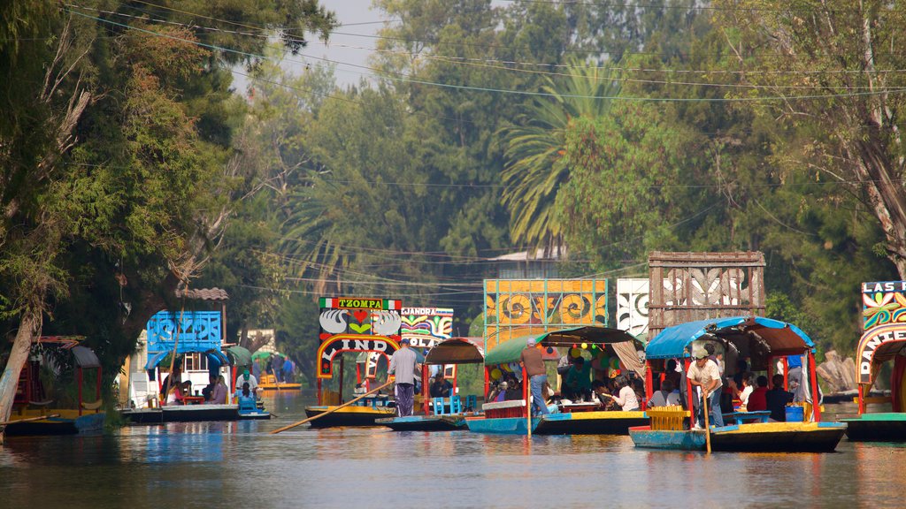 Xochimilco som visar båtkörning och en å eller flod